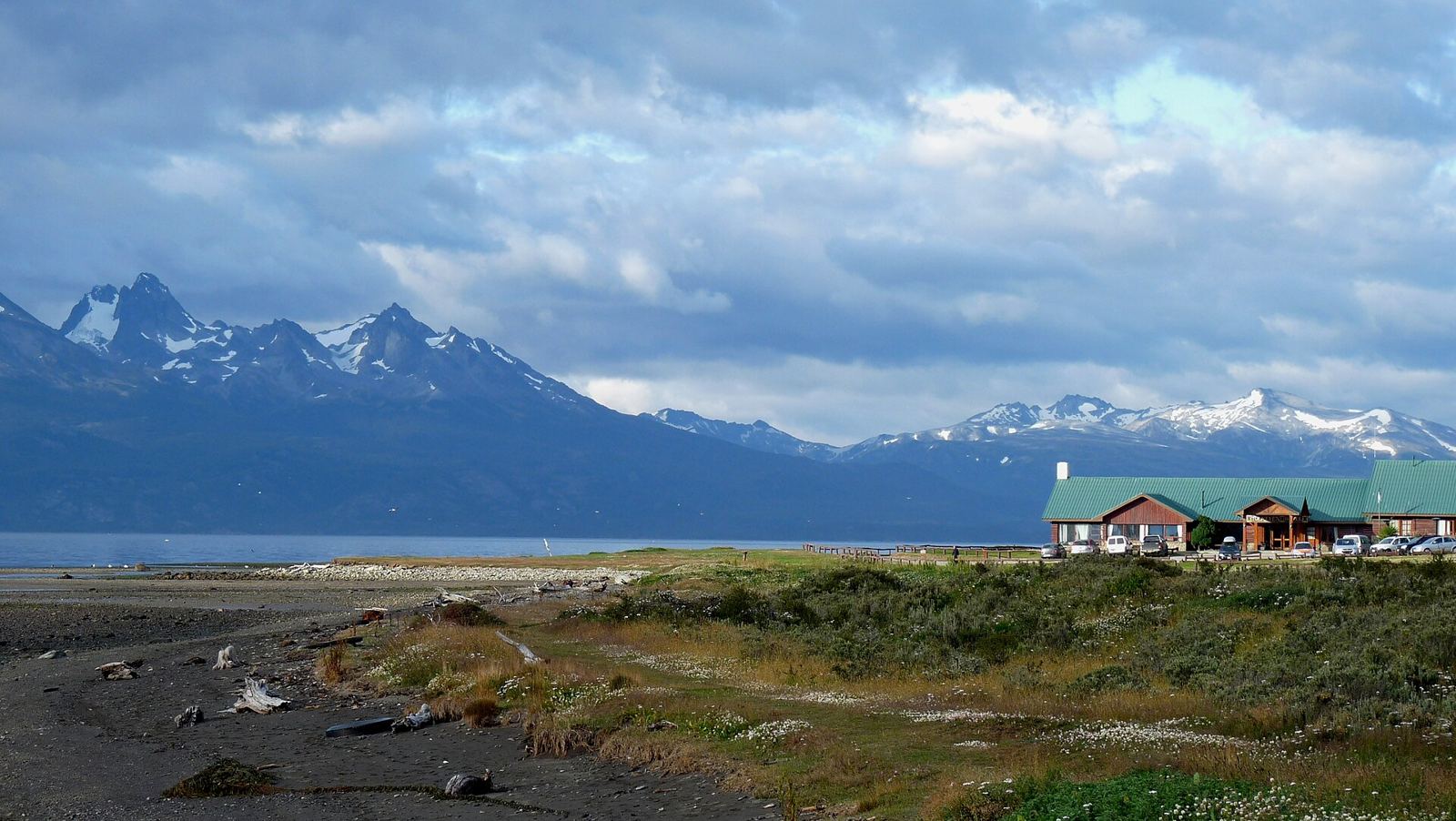 Costa del Canal Beagle en Ushuaia, con montañas nevadas
