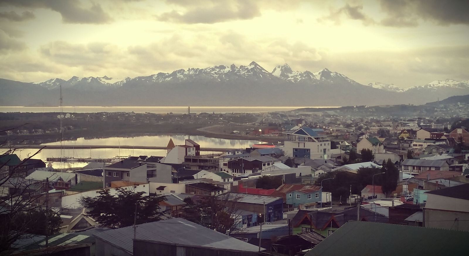 Ushuaia al amanecer, con las montañas detrás