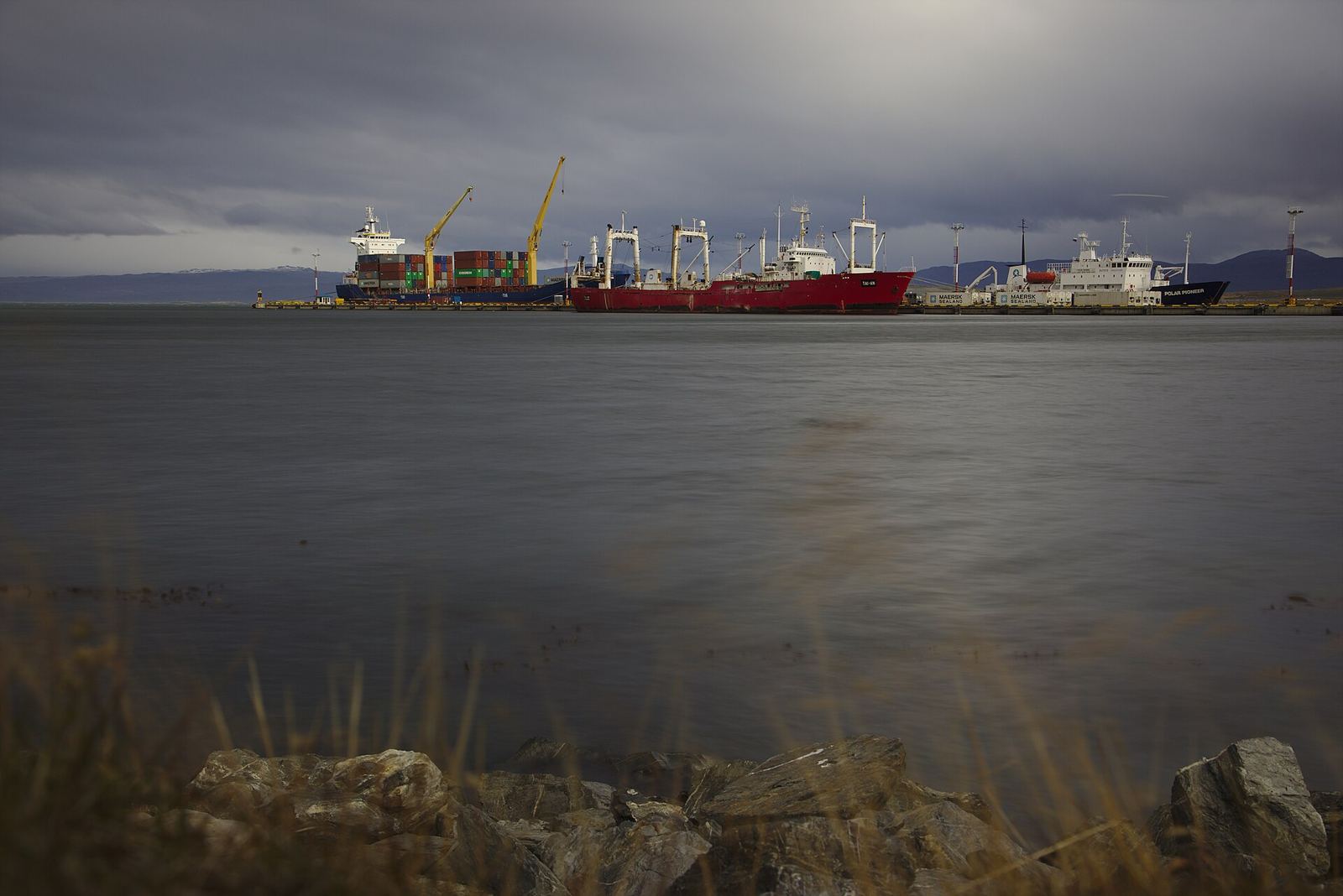 Puerto de Ushuaia con barcos